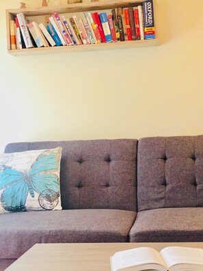 Living area - Nice studio/East Hollywood/ Sleeps 4/BBQ/2 miles to beach/free parking/6 (Hollywood)