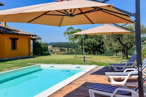 Piscine extérieure, chaises longues