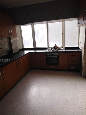 冷蔵庫、電子レンジ、オーブン、コーヒー / ティーメーカー