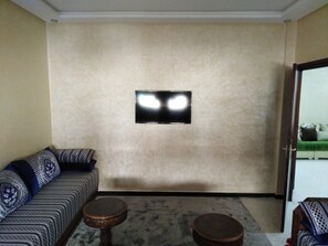 Een flatscreentelevisie en boeken