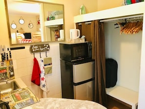 Interior - CUTE STUDIO/EAST HOLLYWOOD/2 MILES TO THE BEACH/FREE PARKING/BBQ/M-11 (Hollywood)