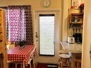 Dining - CUTE STUDIO/EAST HOLLYWOOD/2 MILES TO THE BEACH/FREE PARKING/BBQ/M-11 (Hollywood)