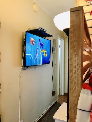 Interior - CUTE STUDIO/EAST HOLLYWOOD/2 MILES TO THE BEACH/FREE PARKING/BBQ/M-11 (Hollywood)