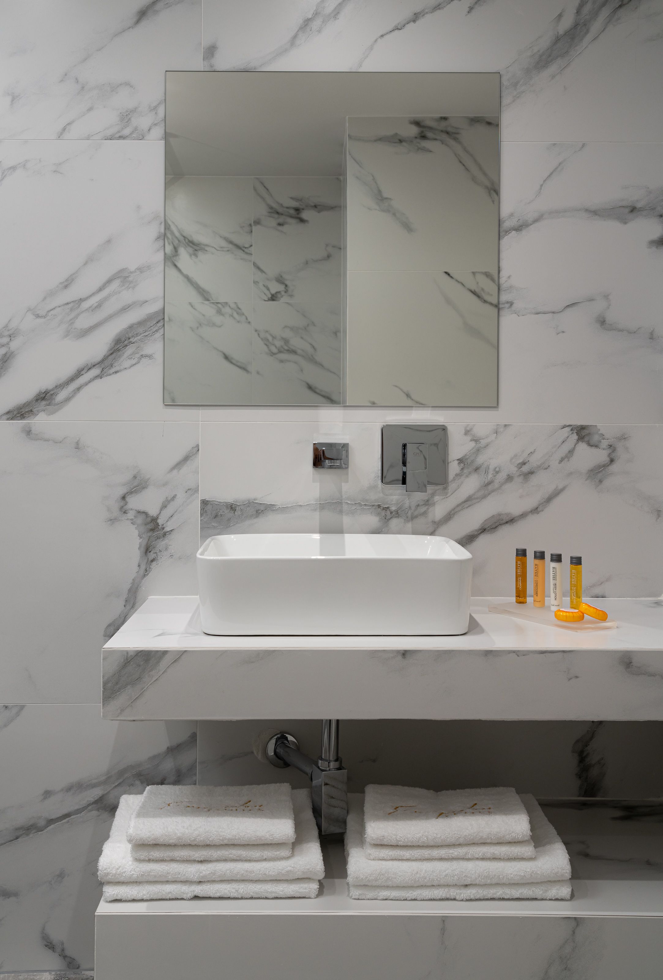 grand suite, 2 bedrooms, non smoking, connecting rooms | bathroom | shower, free toiletries, hair dryer, slippers