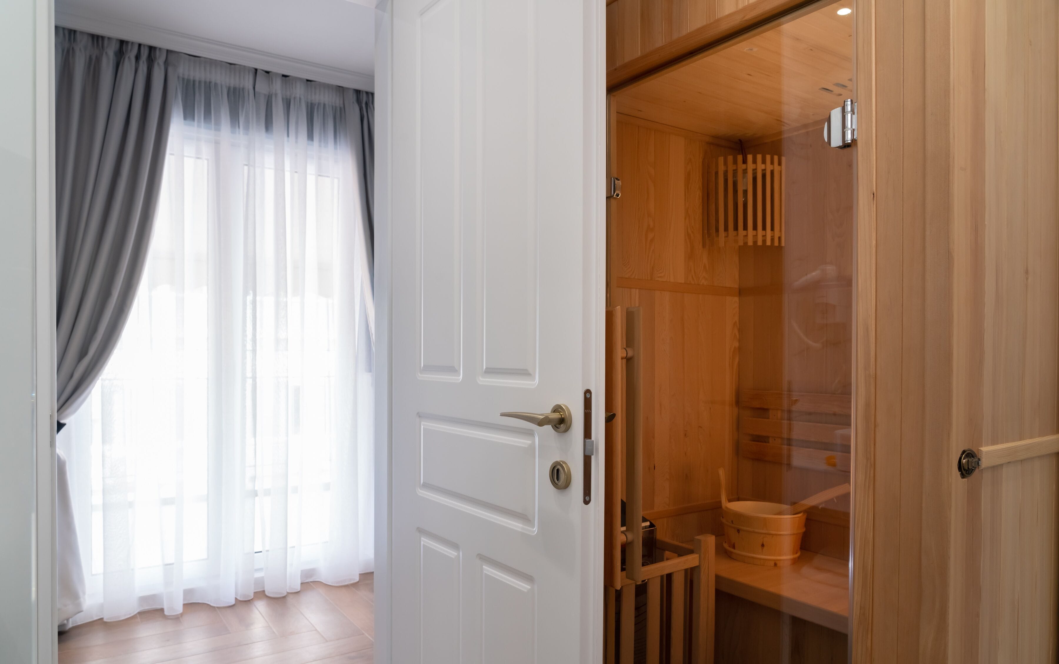 deluxe suite, 1 king bed, balcony, city view (sauna) | bathroom | shower, free toiletries, hair dryer, slippers