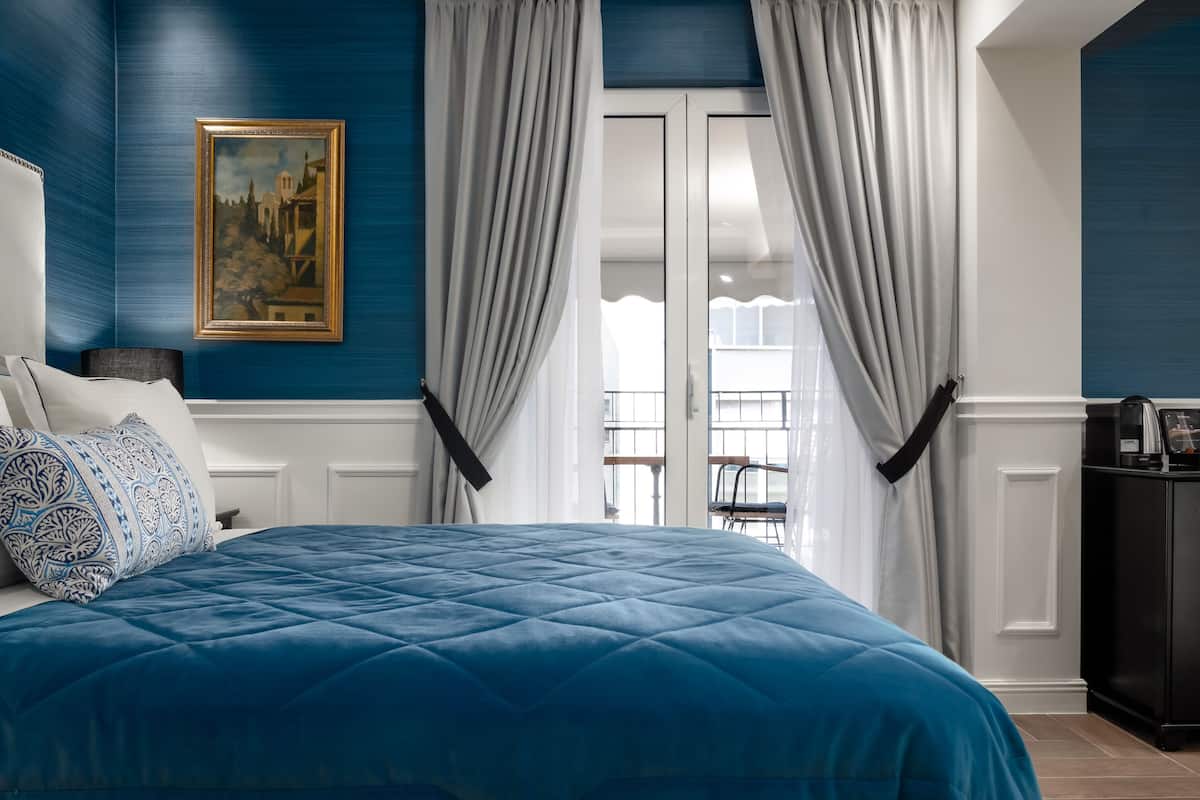 Suite Deluks, 1 Tempat Tidur King, balkon, pemandangan kota (Sauna) | 1 kamar tidur, seprai antialergi, minibar, dan brankas