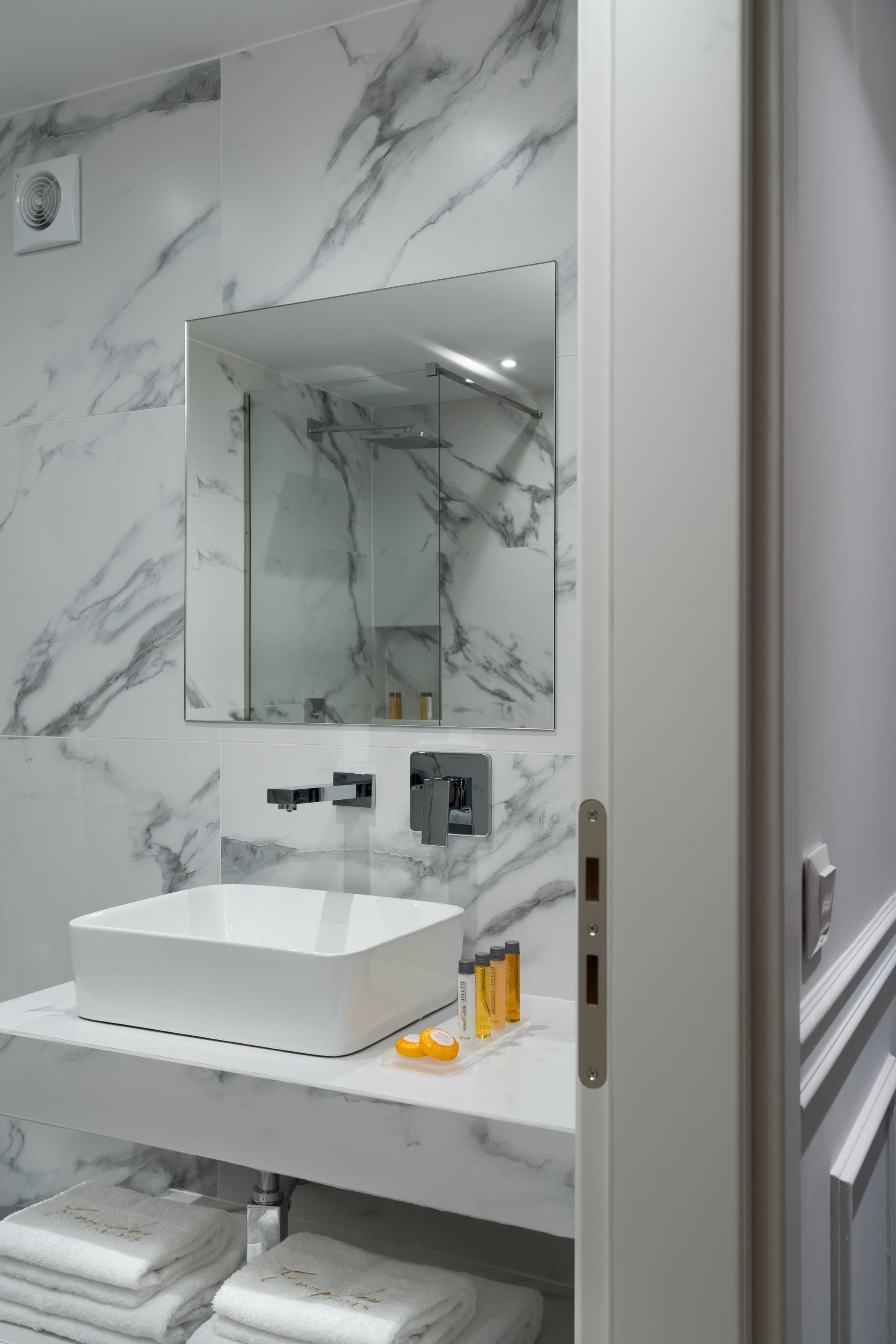 grand suite, 2 bedrooms, non smoking, connecting rooms | bathroom | shower, free toiletries, hair dryer, slippers