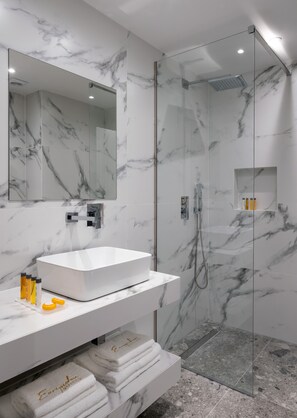 Shower, free toiletries, hair dryer, slippers - Evripidou Suites (Athens)