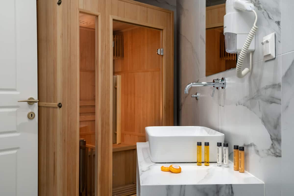 Suite Superior, 1 Tempat Tidur King, sauna, pemandangan kota | Kamar mandi | Shower, perlengkapan mandi gratis, pengering rambut, dan sandal