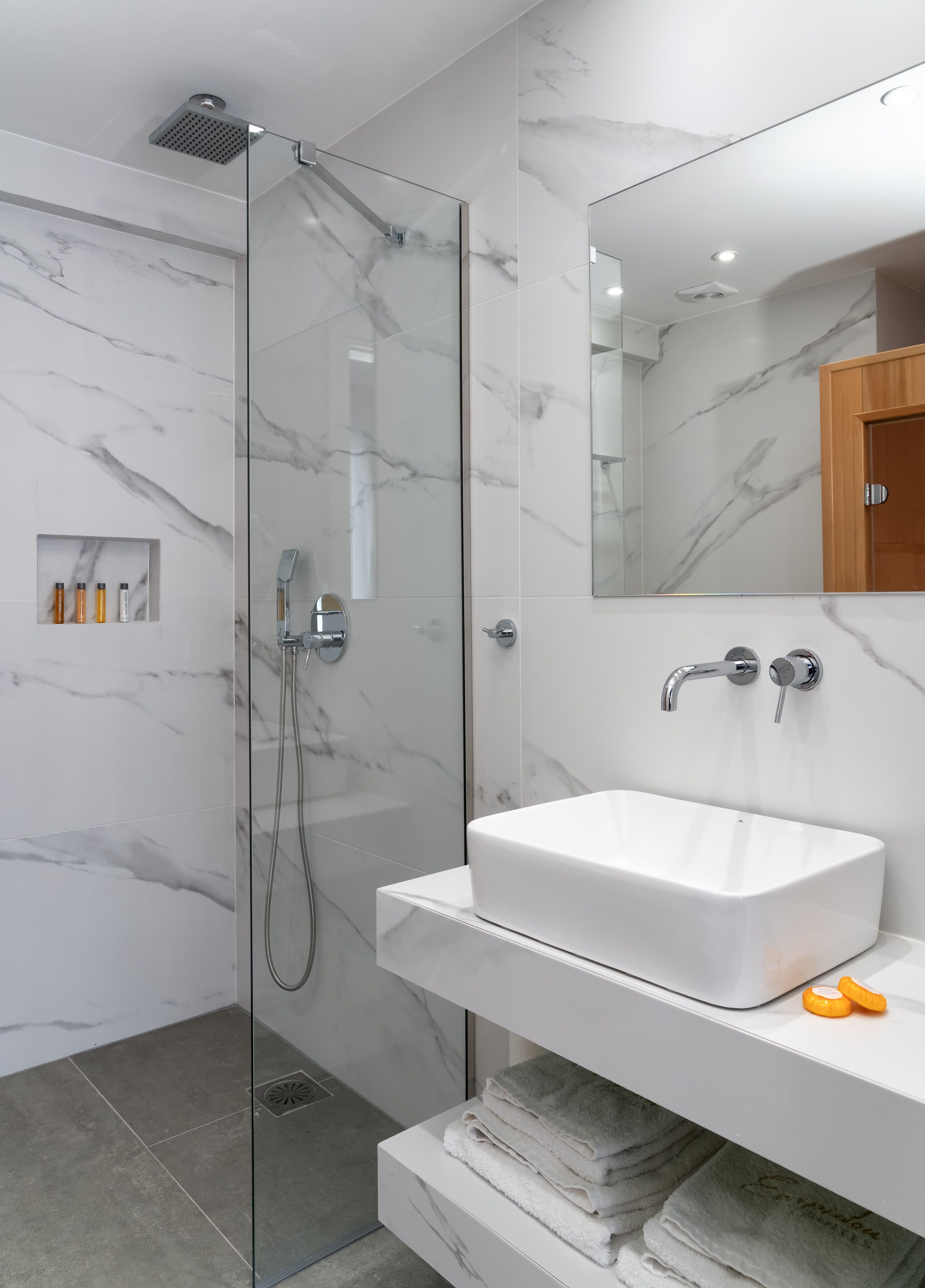 deluxe suite, 1 king bed, balcony, city view (sauna) | bathroom | shower, free toiletries, hair dryer, slippers