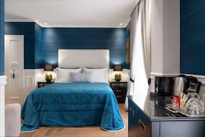 Deluxe Suite, 1 King Bed, Balcony, City View (Sauna) | Hypo-allergenic bedding, minibar, in-room safe, desk - Evripidou Suites (Athens)