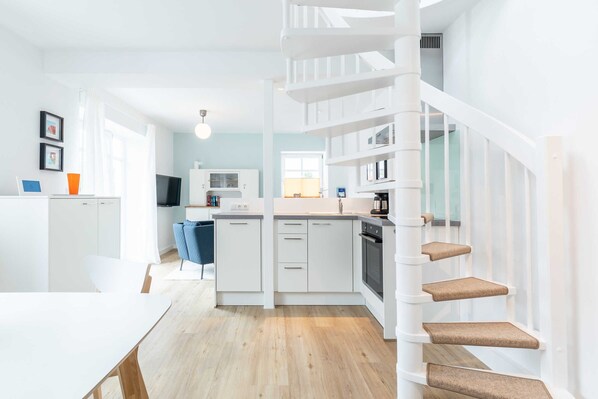 Kühlschrank, Geschirrspüler, Wasserkocher mit Kaffee-/Teezubehör