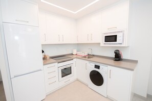 Frigorífico, microondas, horno y cafetera o tetera