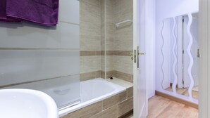 A bathroom with a bathtub, a shower, and a toilet. - Apartment in the center of Madrid, Rastro (Madrid)