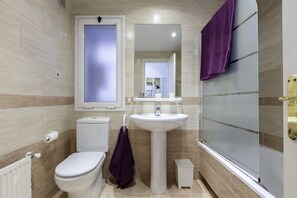 Duschwanne, Bidet, Handtücher, Seife