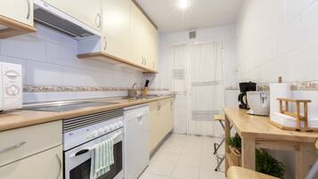 Een koelkast, een magnetron, een oven, een kookplaat