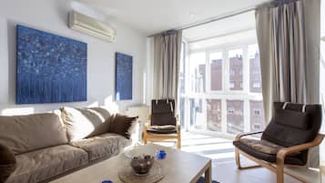 Televisie, een dvd-speler en een stereo