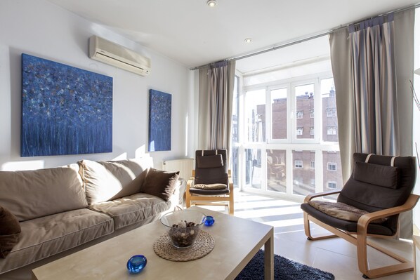 Televisión, reproductor de DVD, estéreo