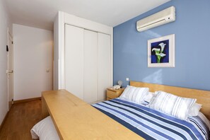 2 habitaciones, tabla de planchar con plancha, cuna de viaje y wifi 