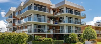 Enjoy this relaxed hamptons inspired coastal getaway located in the heart of Tuncurry village.