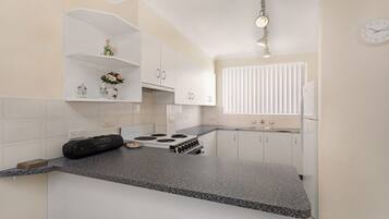 Een koelkast, een magnetron, een oven, een kookplaat