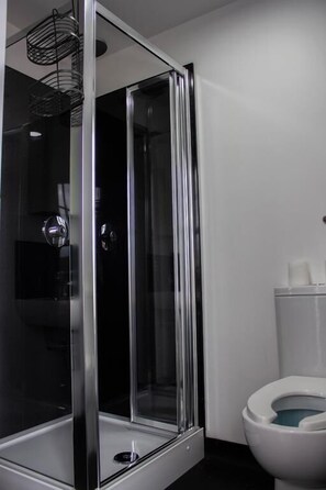 Habitación | Baño | Tina con regadera, amenidades de baño gratuitas, secadora de cabello 