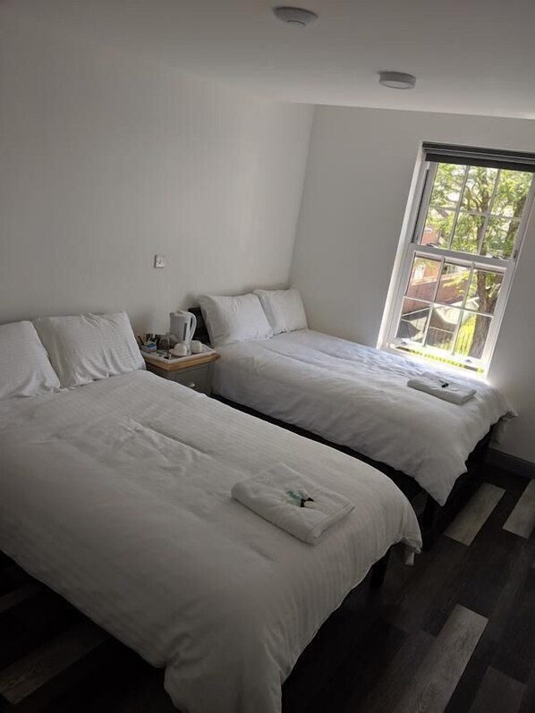 ستائر تعتيم وتجهيزات عازلة للصوت وواي فاي مجانًا وملاءات أسرّة