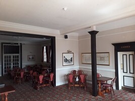 Desayuno a la carta diario (GBP 10 por persona)