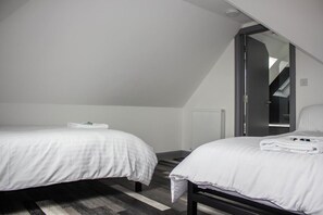 Blackout drapes, soundproofing, free WiFi, bed sheets - Crofts Hotel (Cardiff)