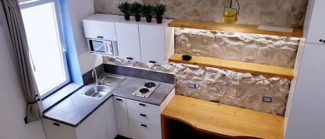 Coffee/tea maker, fridge, microwave, oven
