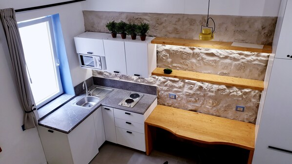 Fridge, microwave, oven, stovetop