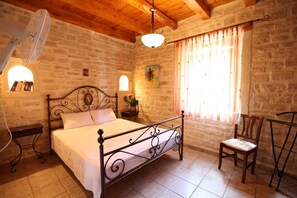 3 bedrooms, in-room safe, iron/ironing board, travel cot