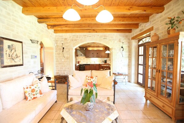 Fernseher, Kamin, DVD-Player, Bücher