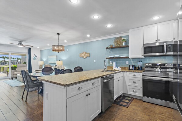 Refrigerador, microondas, horno y parrilla de estufa 