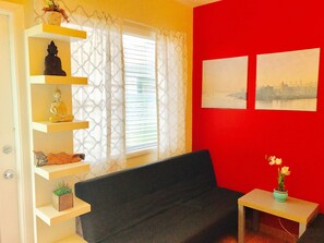 Living area - Cute Studio Apartment/Sleeps 5/East Hollywood/2 miles beach/BBQ/Free Parking/8 (Hollywood)
