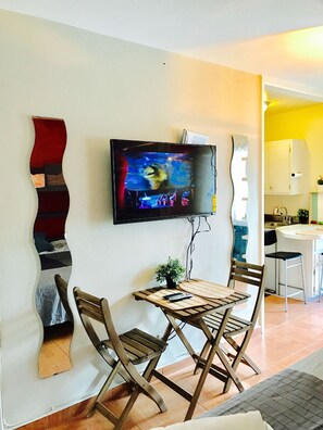 Dining - Cute Studio Apartment/Sleeps 5/East Hollywood/2 miles beach/BBQ/Free Parking/8 (Hollywood)