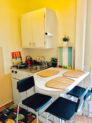Private kitchen - Cute Studio Apartment/Sleeps 5/East Hollywood/2 miles beach/BBQ/Free Parking/8 (Hollywood)