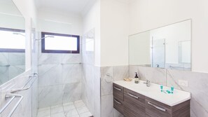 Shower - 18 Cliff Road - Opposite One Mile Beach! (Forster)