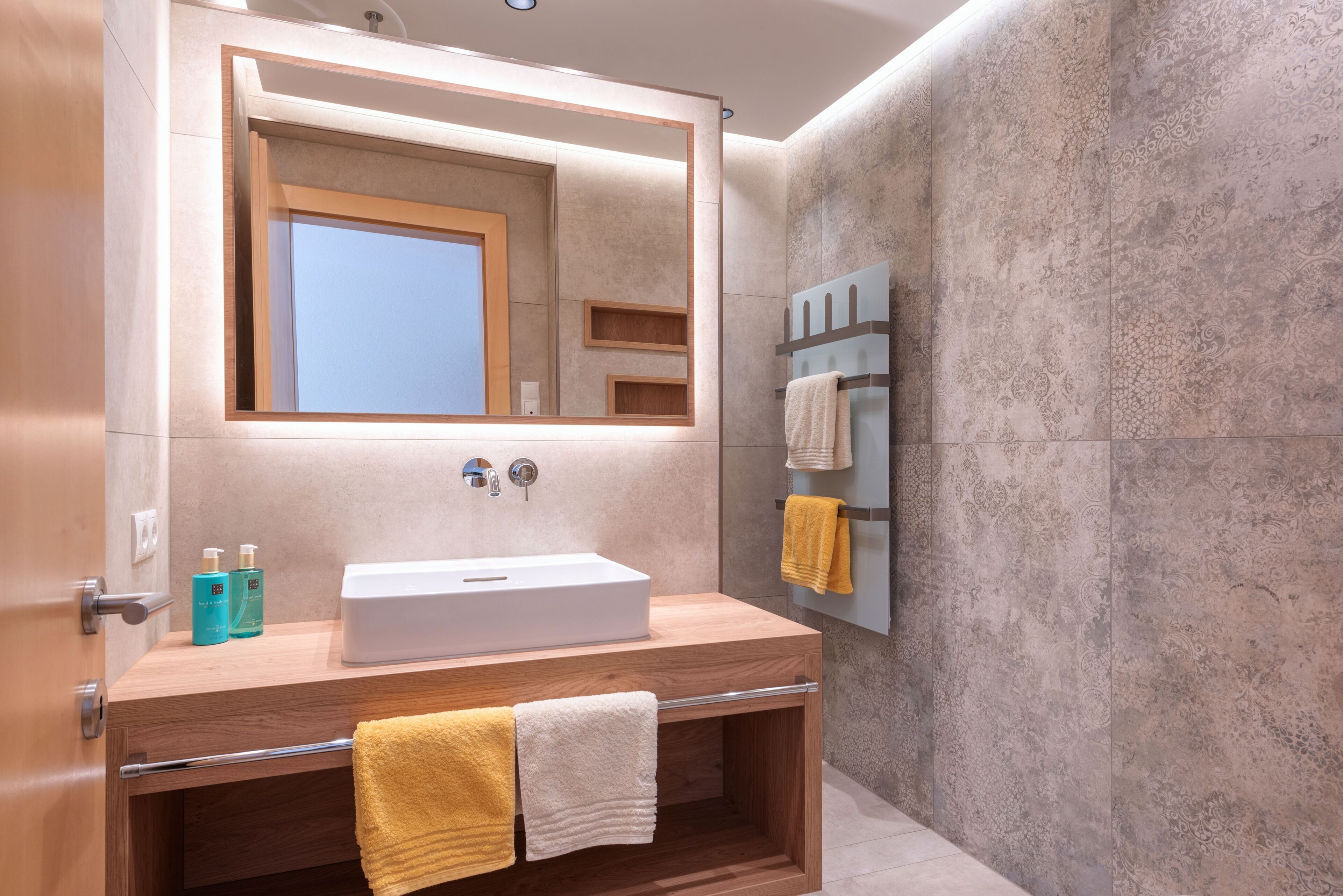 Een douche, een haardroger, handdoeken, zeep