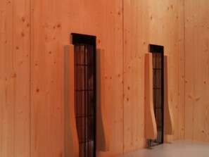 A wooden wall with two vertical metal bars. - Suite Mariella - Apart La Vita (Sankt Anton am Arlberg)