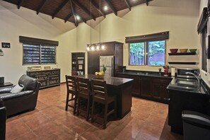 Geladeira, micro-ondas, cooktop, cafeteira/chaleira