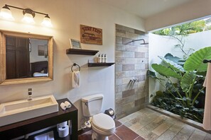 Shower, bidet, towels, soap - Villa Colibrí, 3 BR, walk to beach, private pool (Santa Teresa Beach)