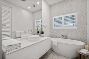Bathtub, hair dryer, towels - Audrey - 2/44 Park Rd (Noosa Heads)