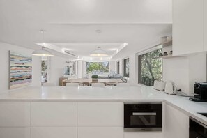 Fridge, microwave, oven, stovetop - Audrey - 2/44 Park Rd (Noosa Heads)