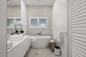 Baignoire, séchoir à cheveux, serviettes fournies