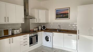 Frigorífico, microondas, horno y placa de cocina