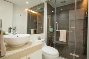 Dusche, Haartrockner, Handtücher, Shampoo