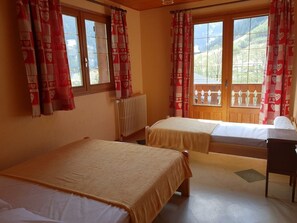 Room - Family-Friendly Chalet, 4 Bedrooms, Sleeps 12, Ski-in/Ski-out, Stunning Mountain Views (Arêches-Beaufort)