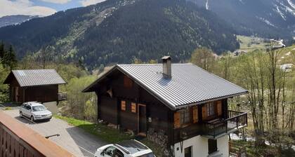 Family-Friendly Chalet, 4 Bedrooms, Sleeps 12, Ski-in/Ski-out, Stunning Mountain Views
