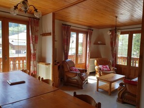 Interior - Family-Friendly Chalet, 4 Bedrooms, Sleeps 12, Ski-in/Ski-out, Stunning Mountain Views (Arêches-Beaufort)